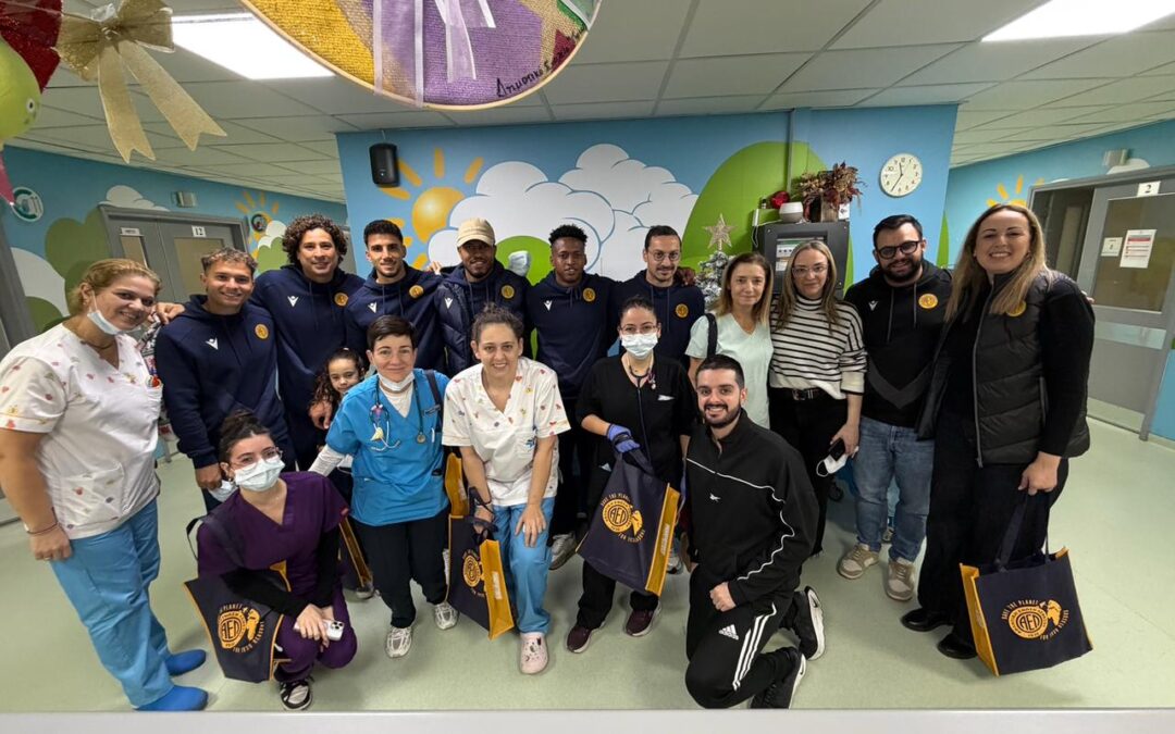 Επίσκεψη ποδοσφαιριστών της Αθλητικής Ένωσης Λεμεσού στην Παιδιατρική Κλινική του Νοσοκομείου Λεμεσού